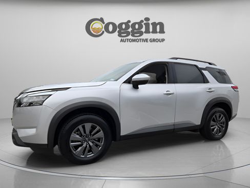 Used 2024 Nissan Pathfinder SV image 1