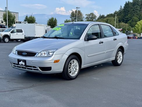 Used 2005 Ford Focus ZX4 Sedan FWD image 1