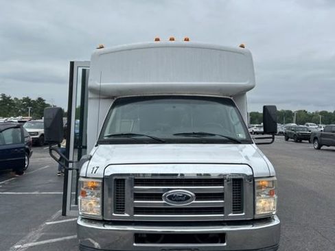 Used 2011 Ford E-450 and Econoline 450 Super Duty w/ Shuttle Bus Prep Pkg RWD image 3