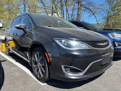 Used 2017 Chrysler Pacifica Limited w/ Tire & Wheel Group