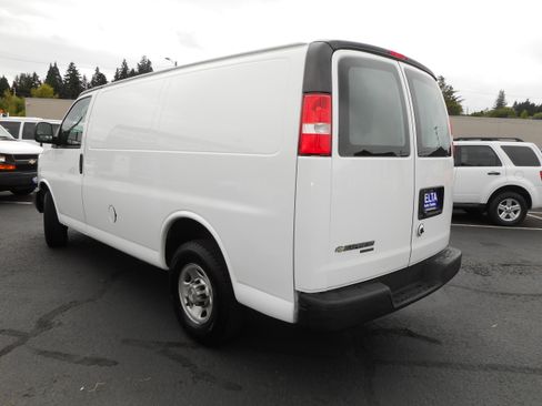 Used 2016 Chevrolet Express 2500 RWD image 9