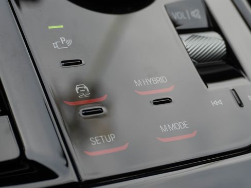 Used 2025 BMW M5 w/ Carbon Package image 32