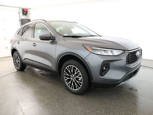 Used 2025 Ford Escape SE image 3