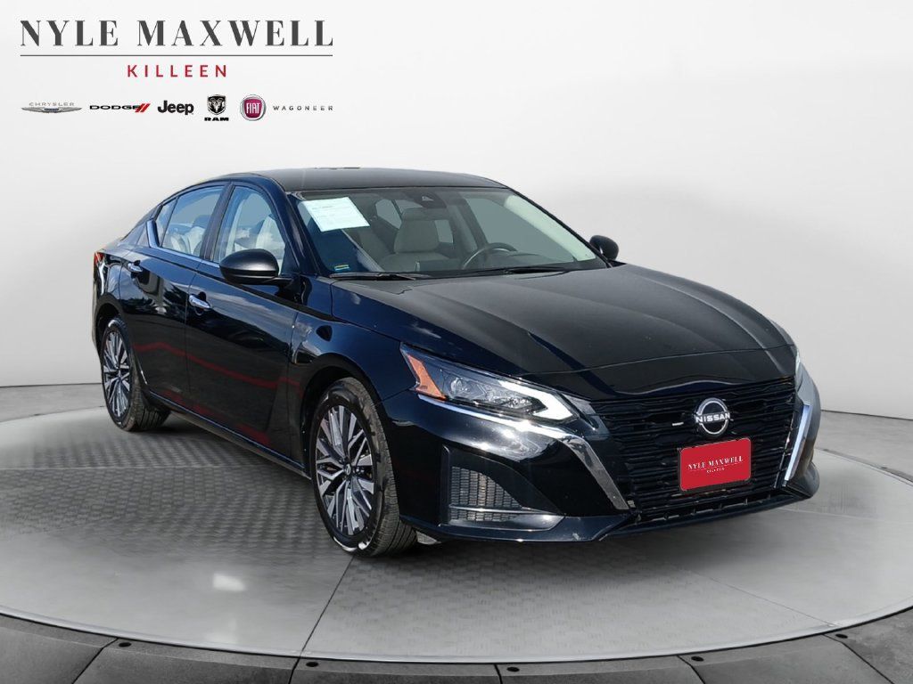 Used 2025 Nissan Altima 2.5 SV FWD image 2