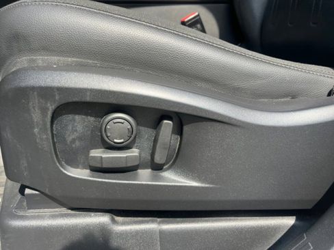 Used 2020 Land Rover Defender 110 SE image 11