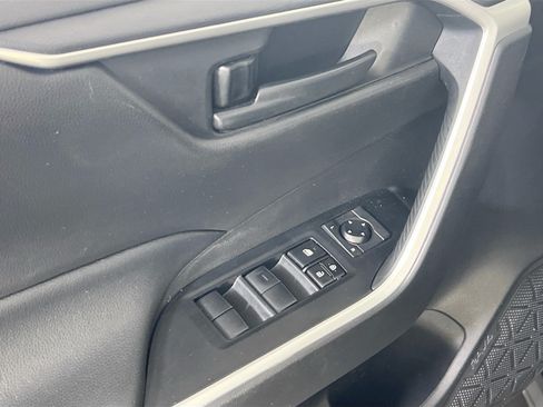 Used 2021 Toyota RAV4 LE AWD/4WD image 17