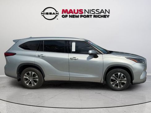 Used 2021 Toyota Highlander XLE AWD/4WD image 18