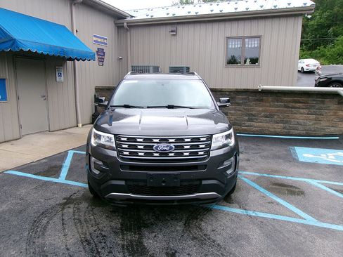 Used 2017 Ford Explorer XLT w/ Equipment Group 202A image 5