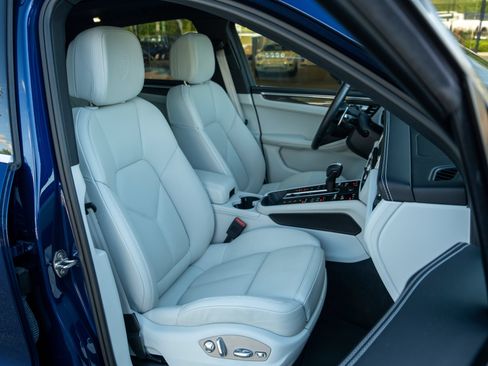 Certified 2022 Porsche Macan AWD/4WD image 41