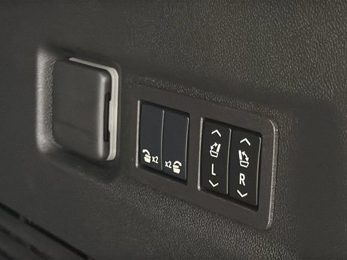 Used 2025 GMC Yukon XL AT4 Ultimate AWD/4WD image 9