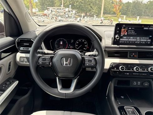 New 2025 Honda Pilot Touring image 17