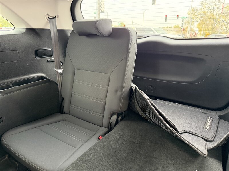 Used 2019 Kia Sorento AWD V6 image 17
