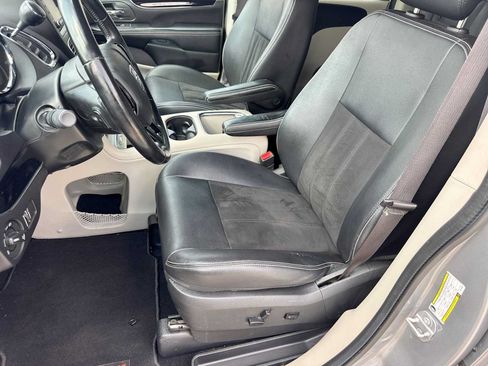 Used 2019 Dodge Grand Caravan SXT w/ Rear Park Assist Package FWD image 16