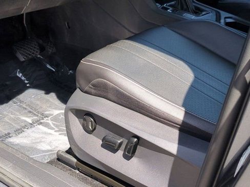 Used 2022 Volkswagen Tiguan SE w/ Panoramic Sunroof Package FWD image 12