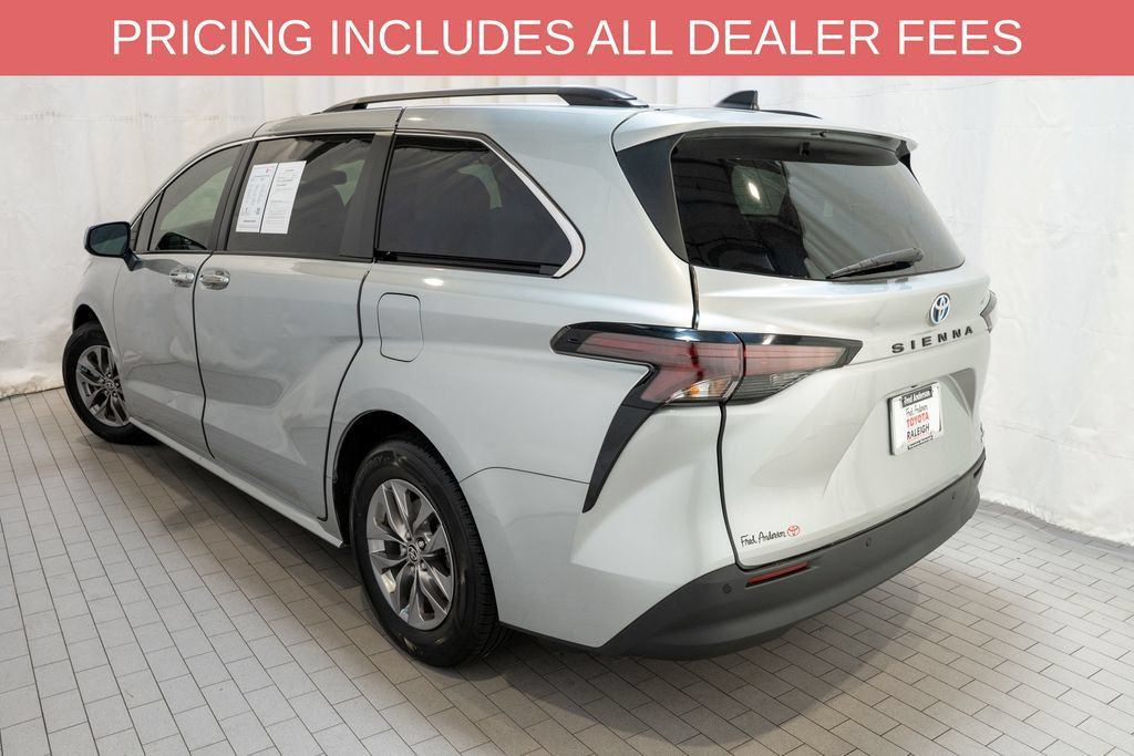 Certified 2023 Toyota Sienna XLE FWD image 3
