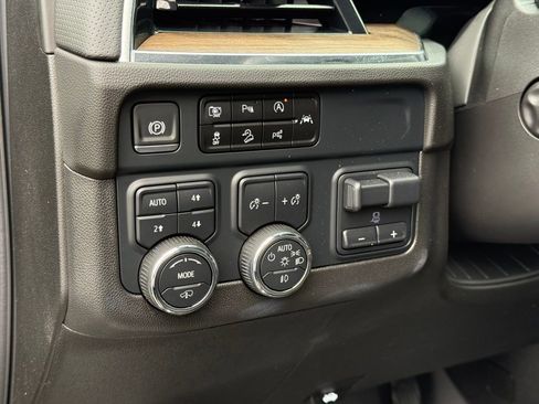 Used 2025 Chevrolet Tahoe High Country image 13