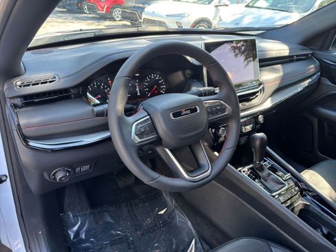 Used 2025 Jeep Compass Trailhawk AWD/4WD image 33