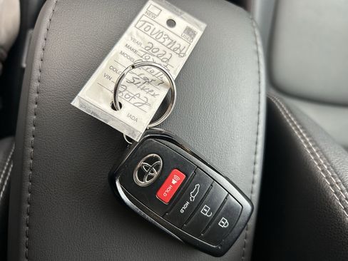 Certified 2022 Toyota Corolla Cross XLE image 35