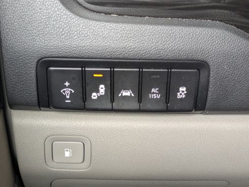 Used 2020 Kia Sedona SX image 19