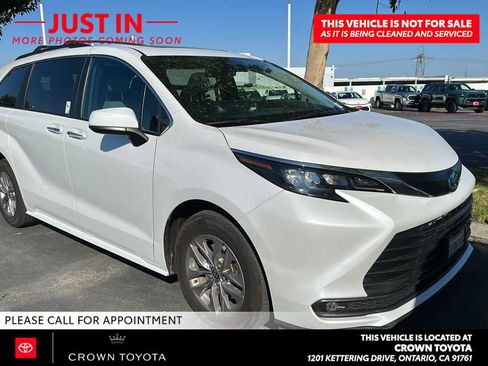 Certified 2025 Toyota Sienna XLE FWD image 4