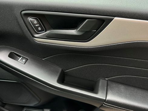 Used 2022 Ford Escape SE w/ SE Sport Appearance Package image 19