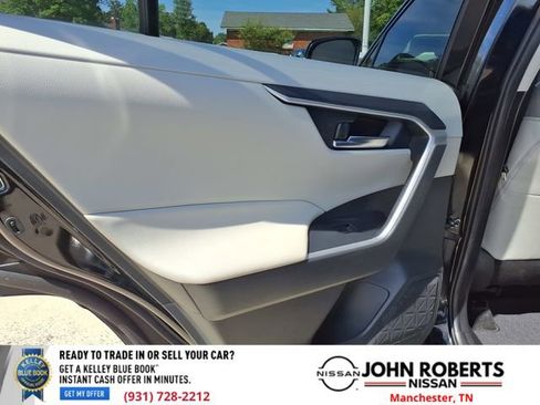Used 2022 Toyota RAV4 XLE Premium image 12