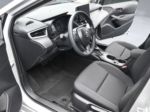 Used 2025 Toyota Corolla LE FWD image 12
