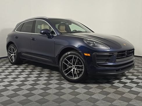 Certified 2022 Porsche Macan AWD/4WD image 9