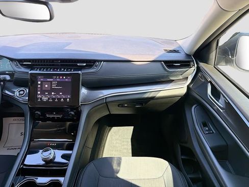 Used 2023 Jeep Grand Cherokee L Laredo image 17