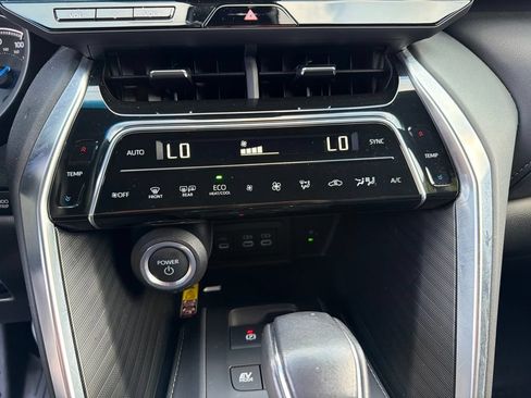 Used 2024 Toyota Venza XLE AWD/4WD image 22