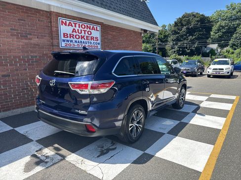 Used 2016 Toyota Highlander XLE AWD/4WD image 3