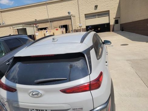 Used 2023 Hyundai Kona SEL w/ Cargo Package FWD image 4