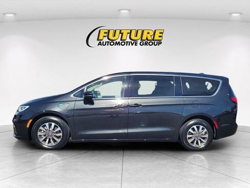 Used 2023 Chrysler Pacifica Touring-L image 6