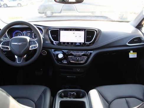 New 2026 Chrysler Pacifica Select image 12