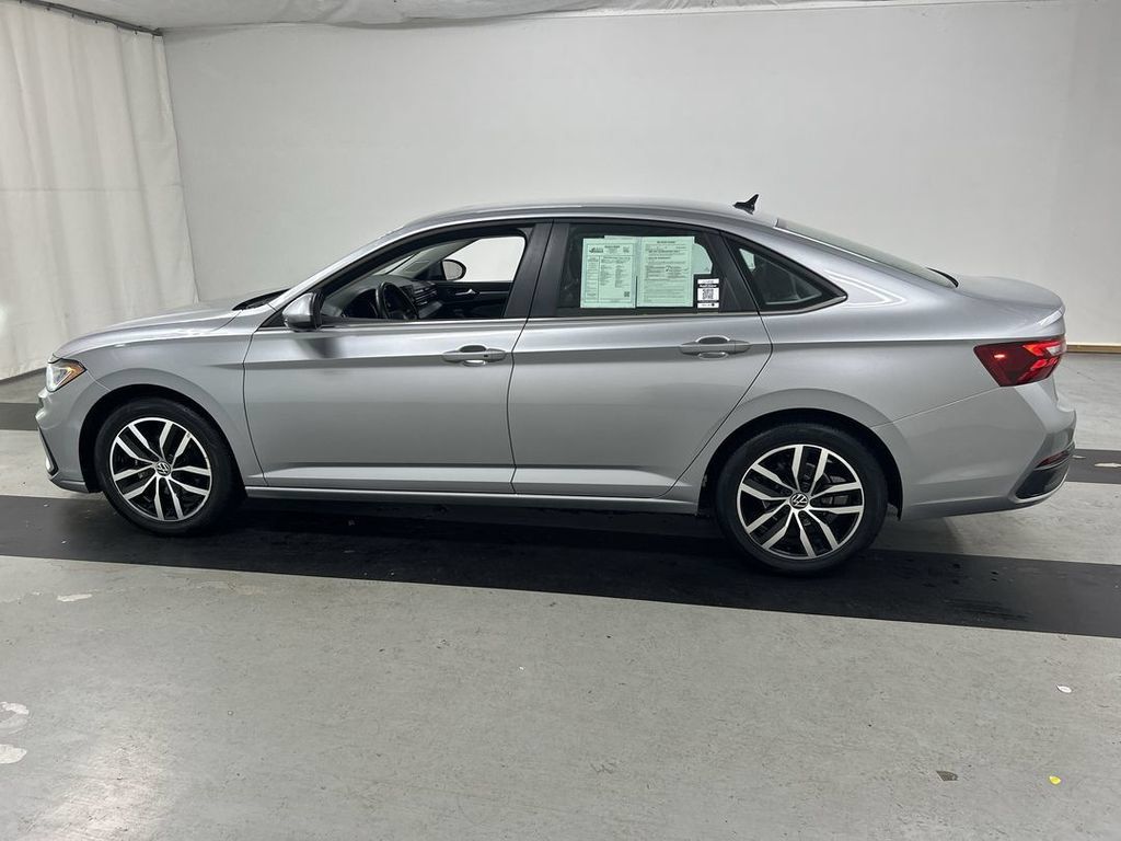 Used 2025 Volkswagen Jetta SE FWD image 6