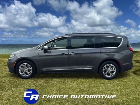Used 2022 Chrysler Pacifica Limited image 3