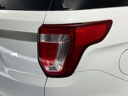 Used 2017 Ford Explorer XLT w/ Equipment Group 202A FWD image 38