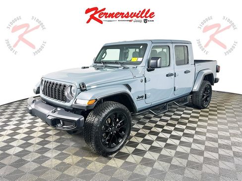 Used 2025 Jeep Gladiator Sport image 3