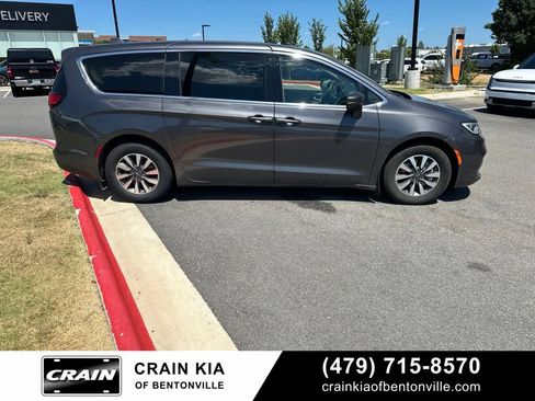 Used 2022 Chrysler Pacifica Touring-L FWD image 3