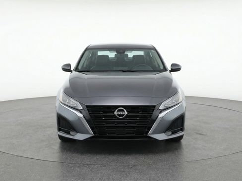 Used 2025 Nissan Altima 2.5 SV FWD image 2
