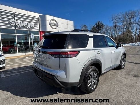 Used 2024 Nissan Pathfinder SV AWD/4WD image 3