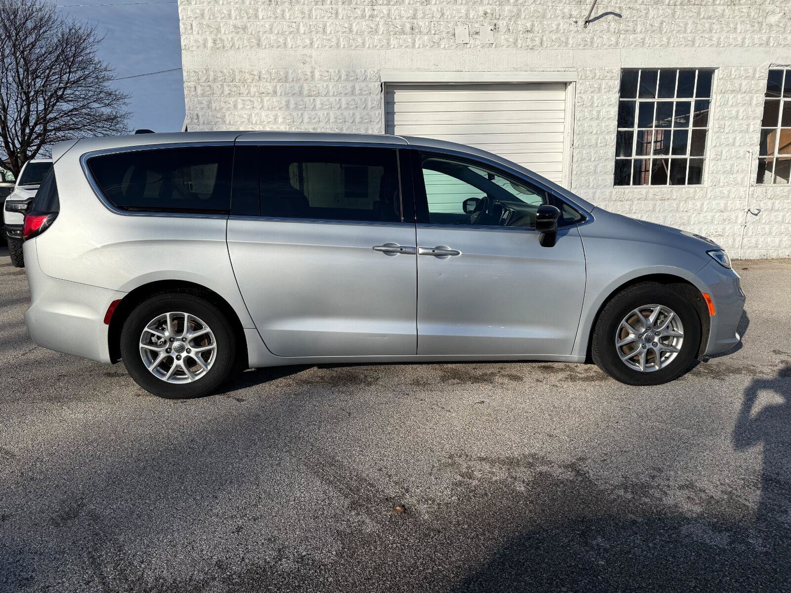 Used 2024 Chrysler Pacifica Touring-L FWD image 7