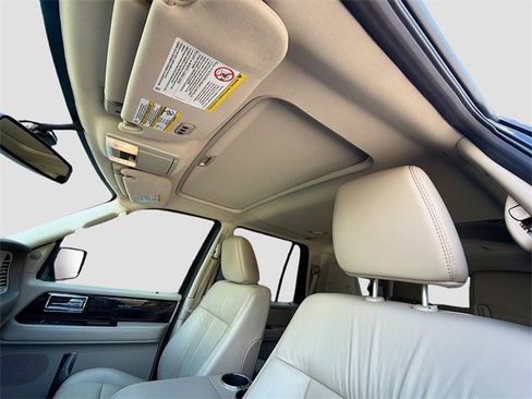 Used 2016 Lincoln Navigator Select image 27