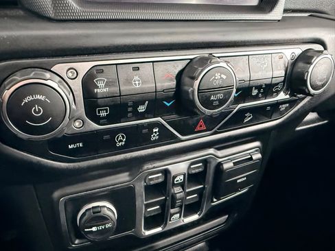 Used 2019 Jeep Wrangler Unlimited Sahara w/ Uconnect 4C Nav & Sound Group AWD/4WD image 32
