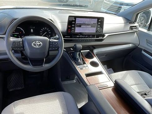 Used 2022 Toyota Sienna LE w/ LE Plus Package image 13