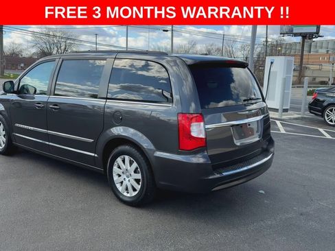 Used 2016 Chrysler Town & Country Touring image 6
