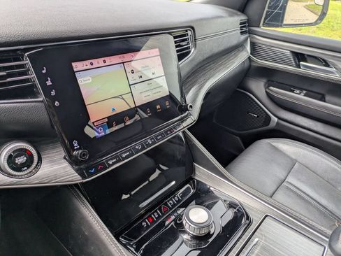 Used 2024 Jeep Wagoneer L Series II RWD image 19