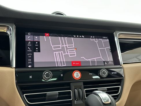 Certified 2025 Porsche Macan image 40