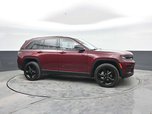 Used 2022 Jeep Grand Cherokee Altitude AWD/4WD image 7