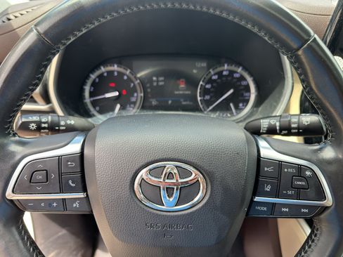 Used 2020 Toyota Highlander XLE FWD image 24